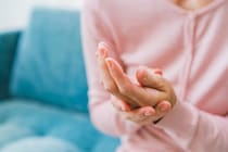 【闘病】まさか「腱鞘炎」と思っていた不調が『関節リウマチ』だったとは…