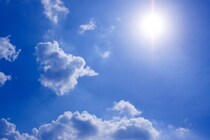 目のまぶしさを強く感じる…眼科に行ったほうがいい？