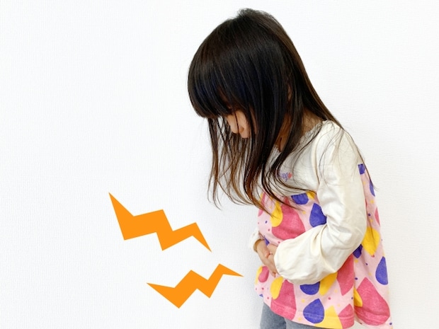 お腹を痛めている女の子