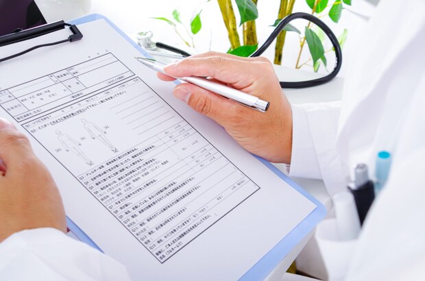 診察をする男性医師