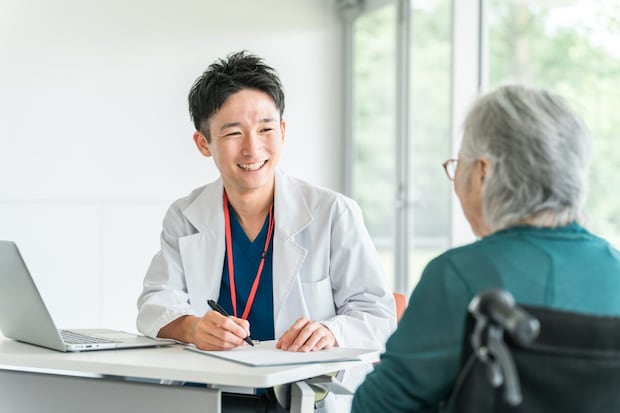 介護保険の主治医意見書のもらい方|主治医がいないときの対処法も解説