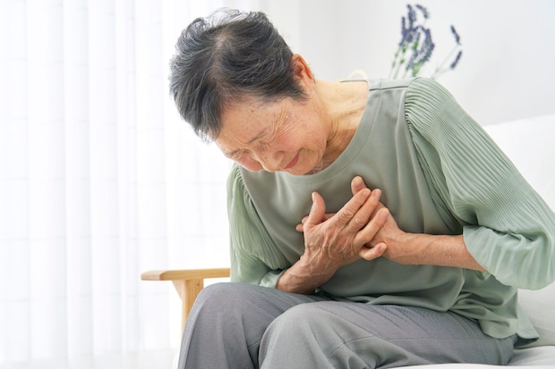 心筋梗塞の症状とは?在宅介護で見逃したくないサイン、自宅でできる予防法と対処法も解説します