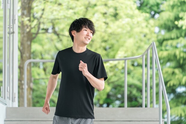 公園でトレーニングする男性