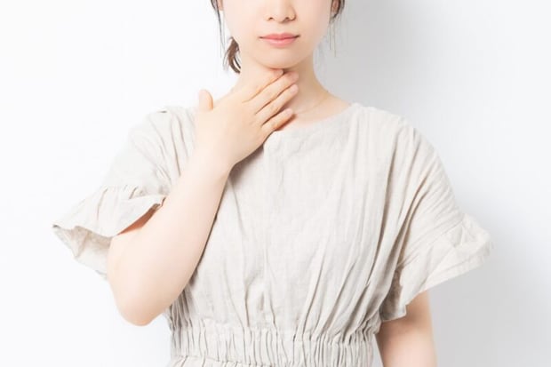 喉が痛い女性