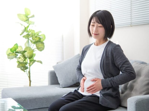 腹部を触る女性