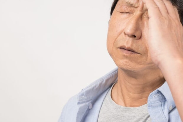 体調不良や悩みのイメージの中年男性