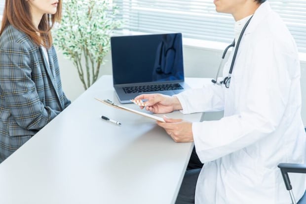 医師の説明を受ける患者