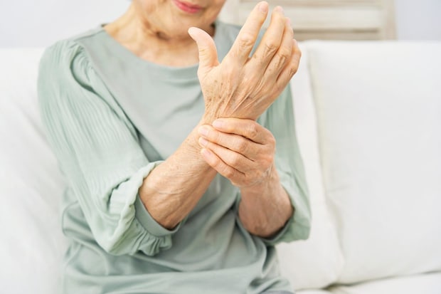 関節リウマチでも介護保険は利用できる?使えるサービスや申請方法を解説します
