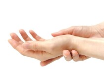 「手足がしびれる」症状が出たときの原因・治療法・受診先を医師が解説