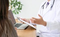 手足のしびれや痛みは首まわりが原因？　頸椎症の症状や治療方法について