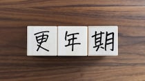 つらい「不眠」「頭痛」… 「更年期障害」の改善策と病院での治療法とは？【医師解説】