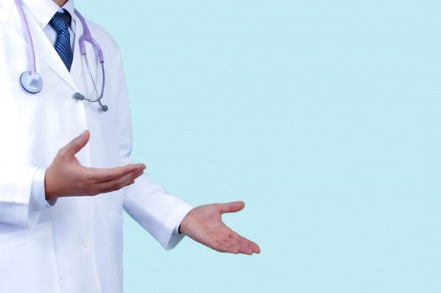 医師薬剤師歯科医白衣を着た男性