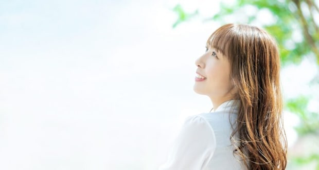 上を向く女性
