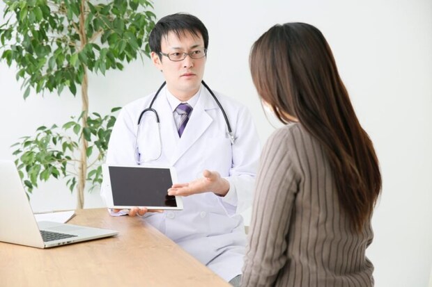 iPadで説明する医師