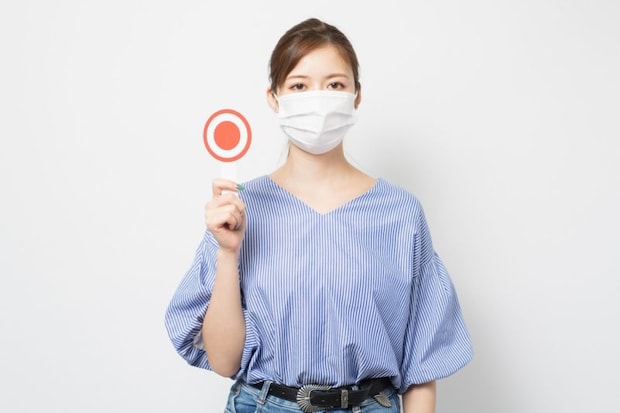 マスクをした若い女性