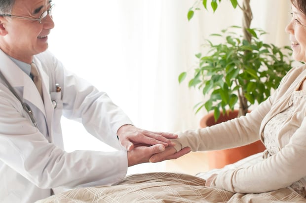 在宅医療の緊急時はどうする?救急要請の判断基準と注意すべき症状、事前の備えを解説