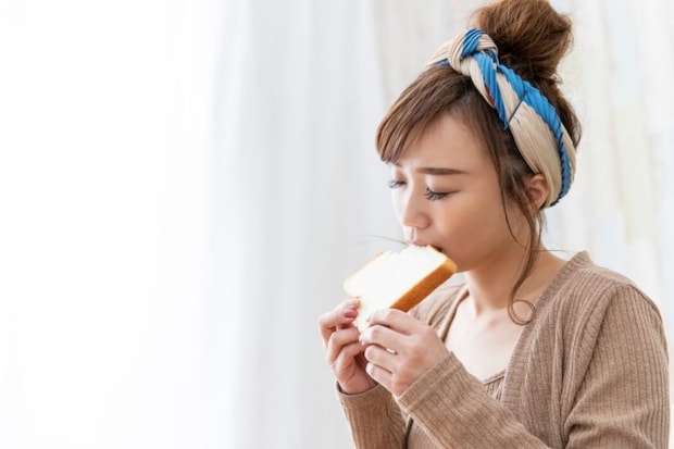 食事をする女性