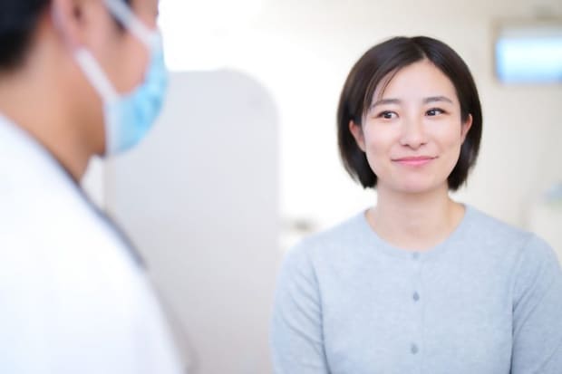 医師の説明を聞く