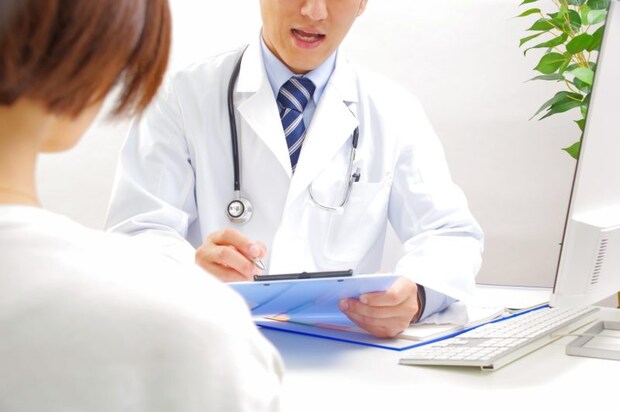 診察をする男性医師