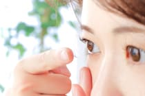 寝る時に“コンタクトをつける”だけで近視が治る｢オルソケラトロジー｣とは？【医師解説】