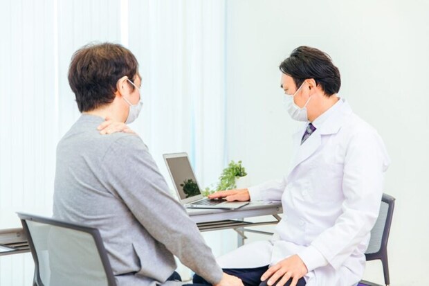 診察する医師