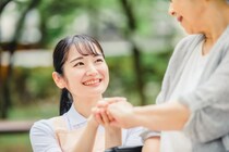 老老介護・認認介護の解決策とは？家族だけで抱えないための対策を解説