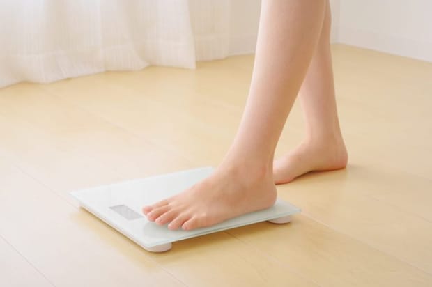 体重計に乗る女性