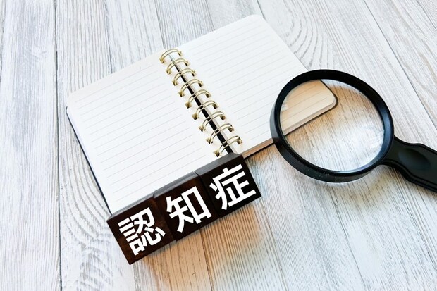 親が認知症かも？と思ったときの判断の目安と家族ができること