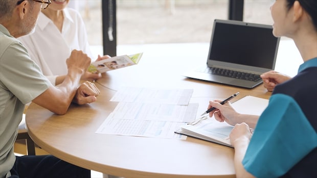 親を介護施設に入所させる際に必要な手続き