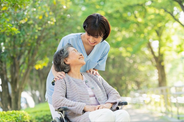 親の介護と施設入所｜検討すべきタイミングと家族の向き合い方とは