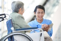 親が認知症になったら何をする？やるべきことや関わり方など詳しく解説