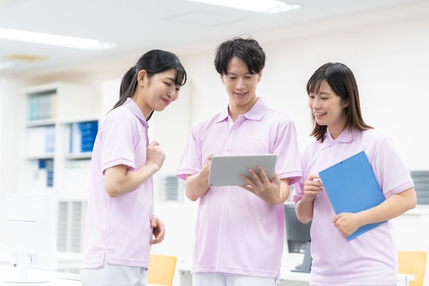 介護施設の事務所の若い男女の介護士