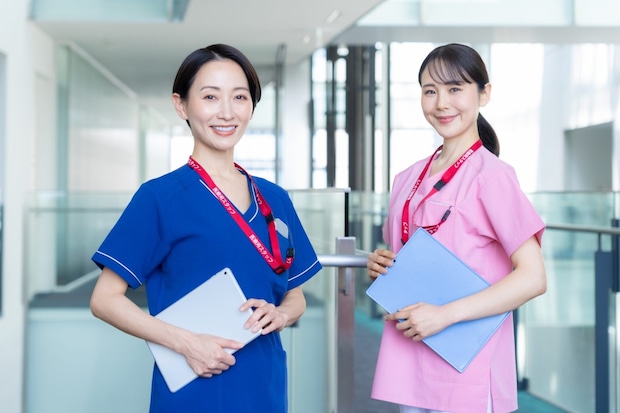 病院で働く女性の医者