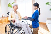 寝たきりになったら介護施設はどう選ぶ？利用の流れと費用の考え方を解説