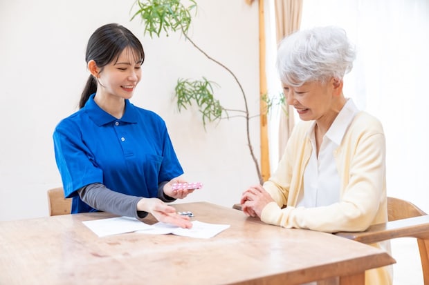 薬の説明をする女性