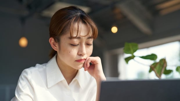 日中の「耐えがたい眠気」は病気かも？  『ナルコレプシー』の症状とは？【医師解説】