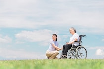 介護施設に入居中の病院受診はどうなる？付き添いや注意点について解説