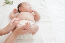【親御さん注目】赤ちゃんの｢先天性股関節脱臼｣を医師が解説 検診では何をする? 治療法とは?