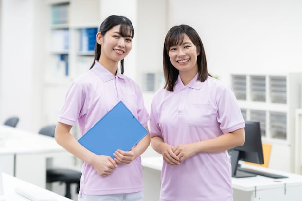 介護施設の事務所で若い女性の介護士