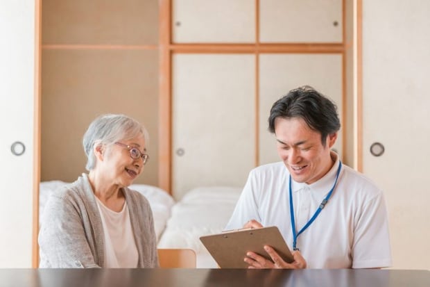 自宅を訪問する介護職