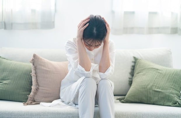 頭を抑える女性
