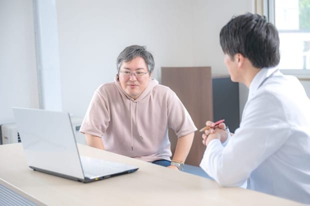 男性と医師