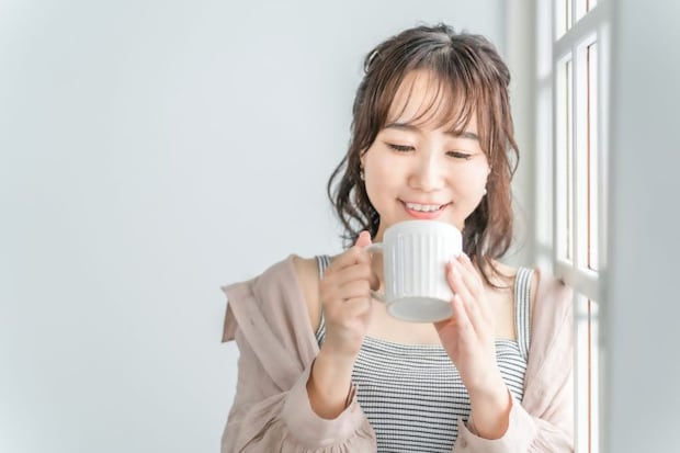 お茶を飲む女性