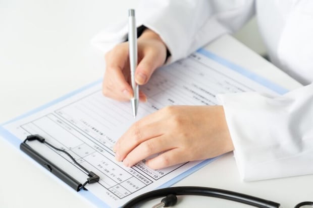 問診表を書く医師