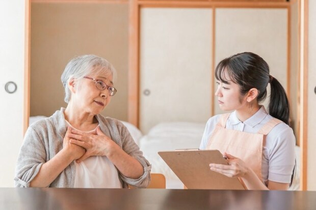 話をする介護士とシニア女性