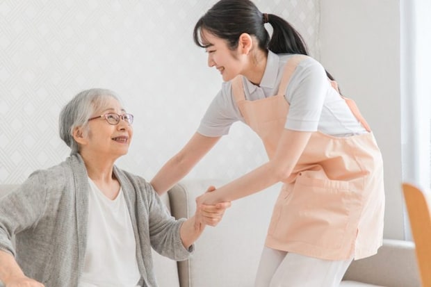親の介護で利用できる補助金や公的制度、介護費用を抑える方法などを解説!