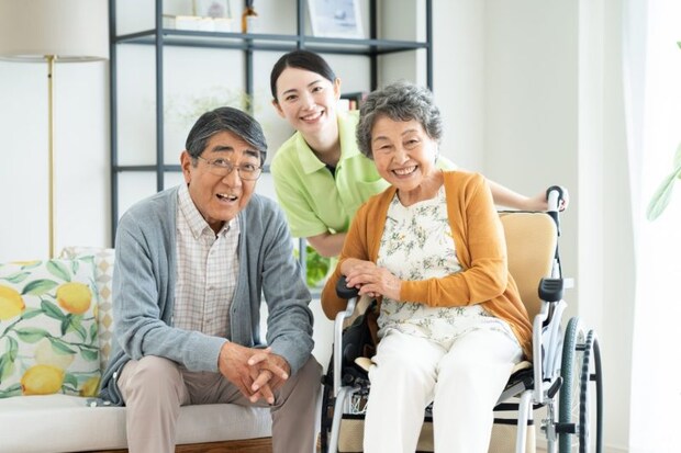笑顔の老夫婦