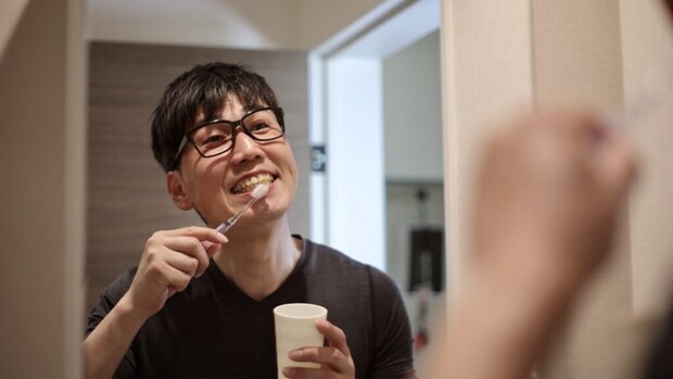 歯磨きする男性