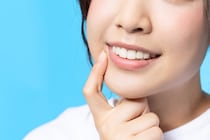 ラミネートベニアで歯の色や形を綺麗にしたいけどデメリットはないの？ 適応症や治療の注意点を歯科医が解説