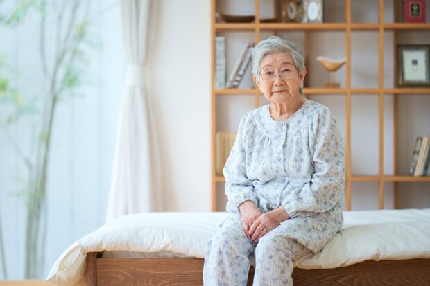 要介護者が不眠になる原因とリスクは?対処法や負担を軽減するサービスも解説